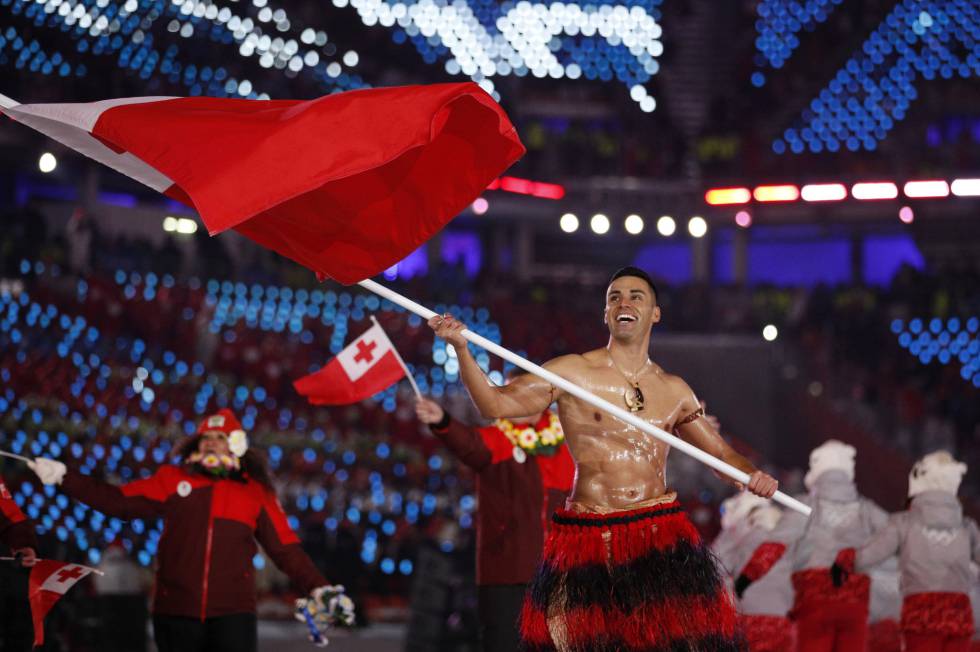 El abanderado de Tonga, Pita Taufatofua durante la ceremonia de inauguración de los Juegos Olímpicos de Invierno 2018 en Pyeongchang, el 9 de febrero de 2018.