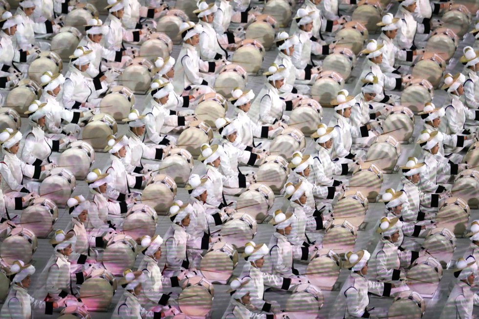 Artistas durante una performance en la ceremonia de inauguración de los Juegos Olímpicos de PyeongChang 2018, el 9 de febrero.