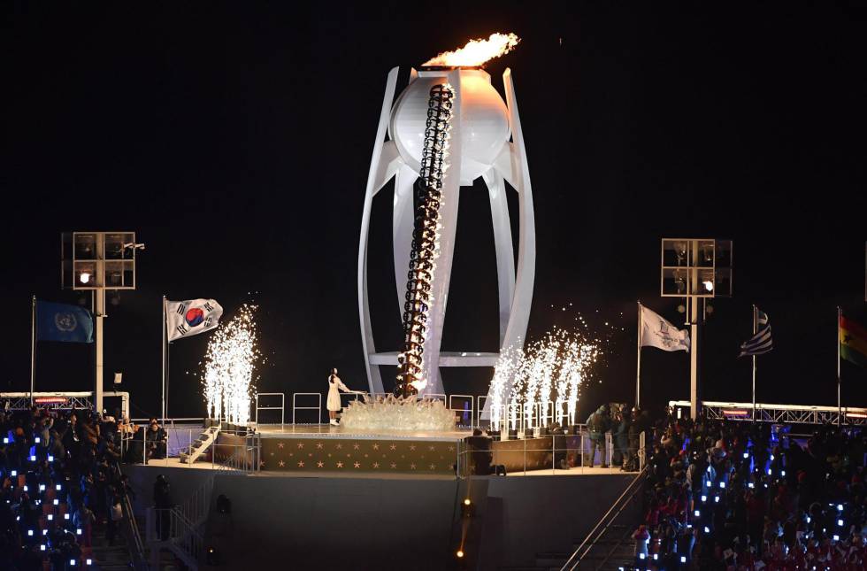 La antorcha olímpica enciende el pebetero, dando comienzo a los Juegos Olímpicos de Invierno 2018 en el estadio de Pyeongchang, el 9 de febrero de 2018.