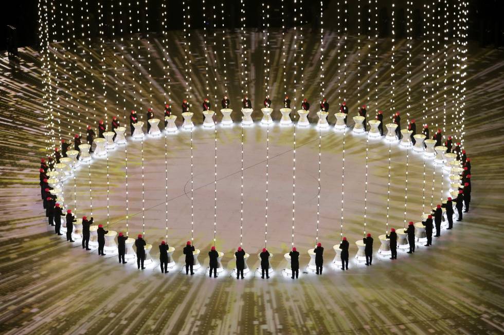Vista general de una de las actuaciones durante la ceremonia de inauguración de los Juegos Olímpicos de Invierno 2018 en el estadio olímpico de Pyeongchang, el 9 de febrero de 2018.