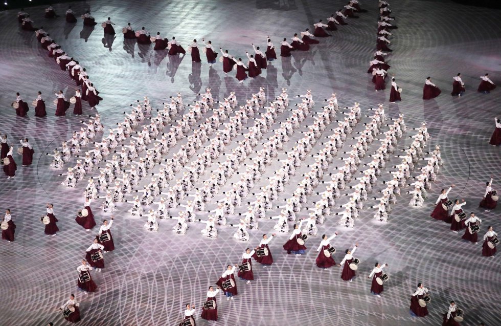 Artistas crean formas geométricas durante una actuación en la ceremonia de inauguración de los Juegos Olímpicos de Invierno 2018 en el estadio olímpico de PyeongChang, el 9 de febrero de 2018.