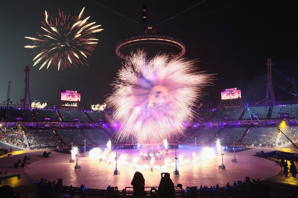 Vista general del estadio olímpico de Pyeongchang durante una de las actuaciones en la ceremonia de inauguración de los Juegos Olímpicos de Invierno 2018, el 9 de febrero de 2018.