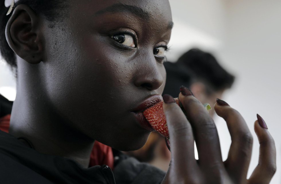 Una modelo se come una fresa antes del desfile de moda Tadashi Shoji, durante la Semana de la Moda de Nueva York Otoño 2018.