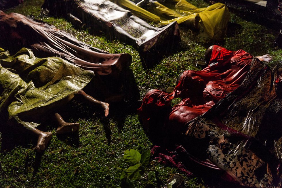 Corpos de refugiados Rohingya cobertos no chão após o barco no qual cerca de 100 pessoas fugiam de Myanmar afundar antes de chegar à costa de Bangladesh, em 28 de setembro de 2017. Apenas 17 pessoas sobreviveram. Foto indicada nas categorias "Foto do Ano" e "Notícias Gerais" na World Press Photo, feita pelo fotógrafo Patrick Brown, da Panos Pictures para a Unicef.