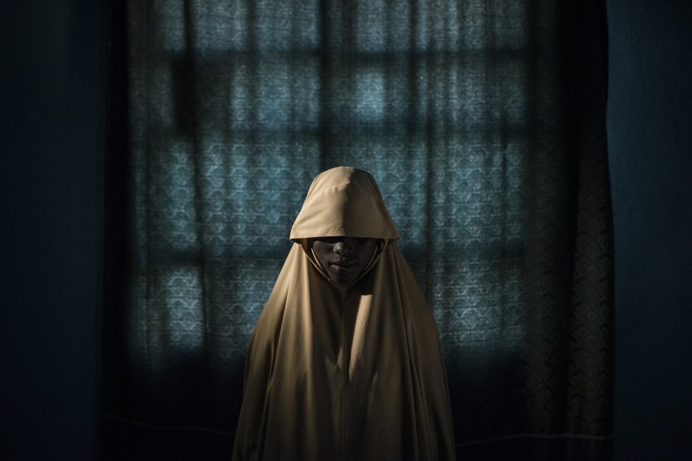 Aisha, 14, foi sequestrada pelo grupo terrorista Boko Haram e forçada a participar de uma missão suicida. Depois de ser amarrada com cintos explosivos, Aisha obteve ajuda e conseguiu evitar sua morte e uma catástrofe. Imagem tirada em 21 de setembro de 2017 em Maiduguri, no estado de Borno (Nigéria). Foto indicada na categoria "Foto do Ano", feita pelo fotógrafo australiano Adam Ferguson para o New York Times.