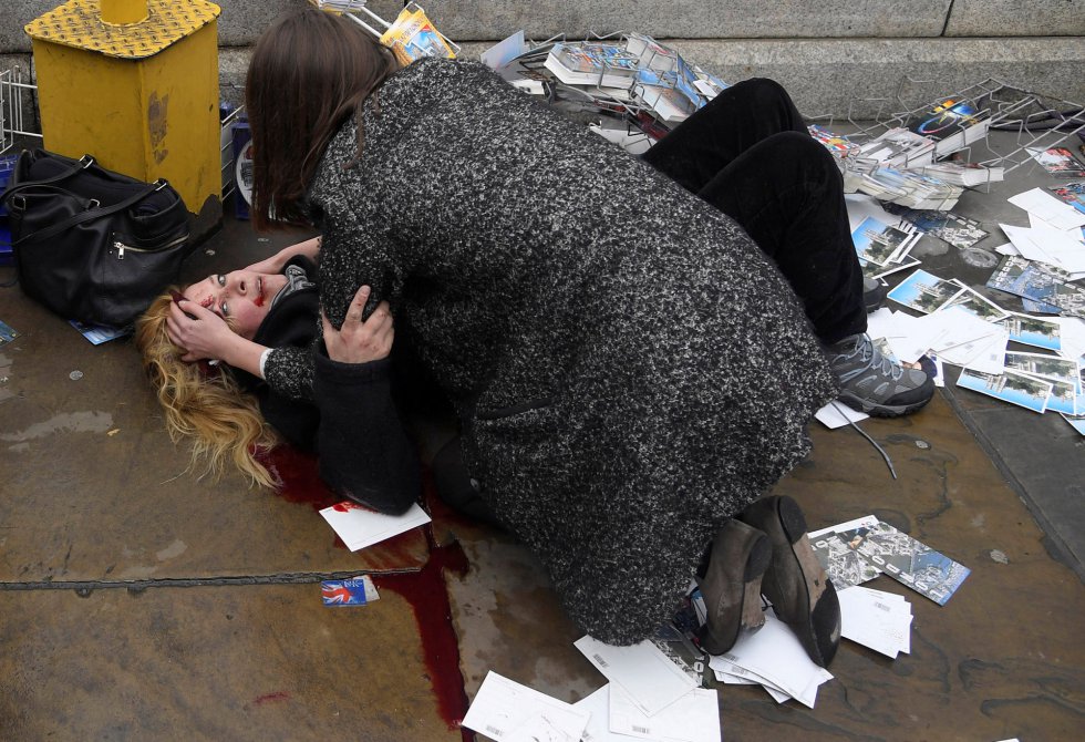 Mulher ajuda uma das vítimas do atropelamento na ponte de Westminster, em Londres (Grã-Bretanha), em 22 de março de 2017. Foto indicada nas categorias "Foto do Ano" e "Temas atuais", feita pelo fotógrafo Toby Melvill, da agência Reuters.