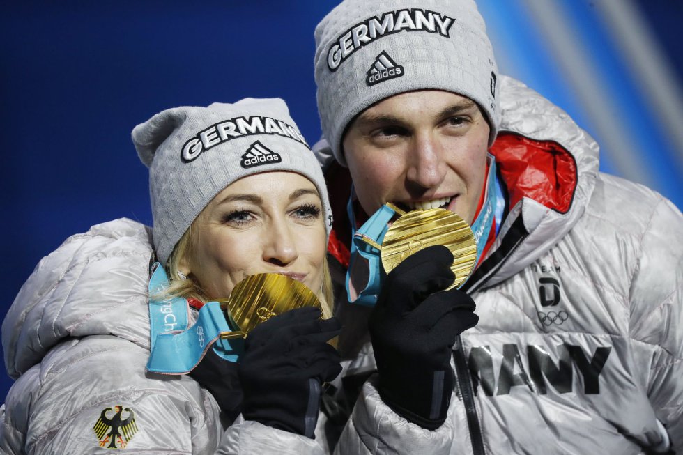 Los medallistas de oro, Aljona Savchenko y Bruno Massot, de Alemania, durante la ceremonia de entrega de galardones en la categoría de patinaje artístico po parejas, en los Juegos Olímpicos de Invierno de Pyeongchang (Corea del Sur), el 15 de febrero de 2018.