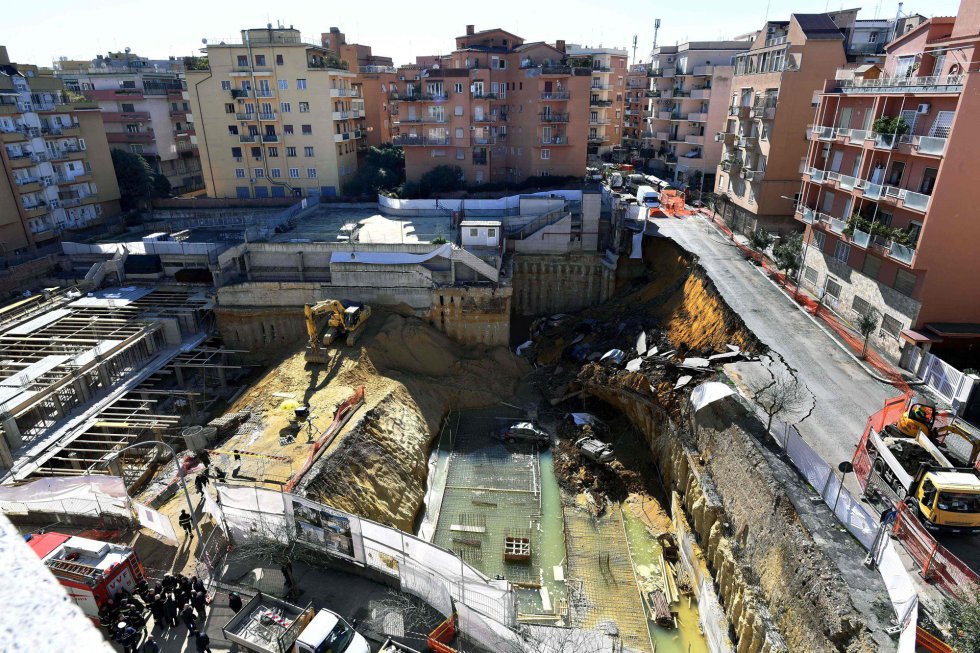 Un impresionante socavón apareció la tarde del miércoles en Roma, concretamente en la vía Livio Andronico, en el distrito de Balduina. El agujero se tragó varios coches (un total de seis) y aunque no hubo heridos, 22 familias fueron evacuadas de los edificios aledaños al agujero.
