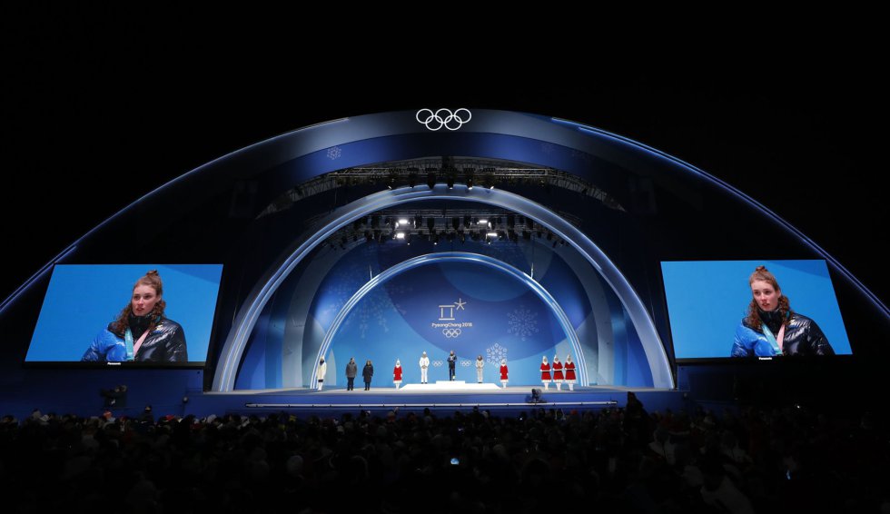 La medallista de oro sueca Hanna Oeberg, la eslovaca Anastasiya Kuzmina, con medalla de plata, y la alemana Laura Dahlmeier, bronce, durante la ceremonia de entrega de galardones de 15km de biatlón femenino e individual, en los Juegos Olímpicos de Invierno de Pyeongchang 2018 (Corea del Sur), el 16 de febrero de 2018.