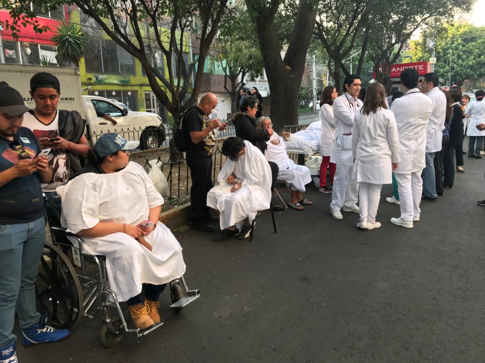 Tras la alerta sísmica se activaron todos los protocolos y se estableció comunicación con los estados en los que el sismo fue percibido. Enfermos a las puertas de un hostpital en México City.