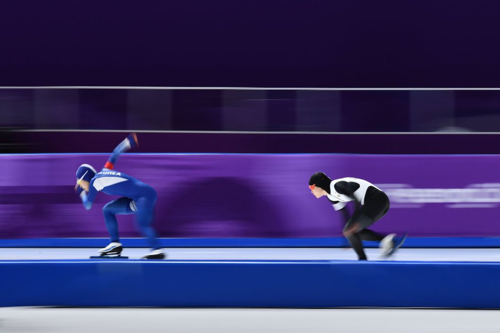 Lee Sang-Hwa (i), de Corea del Sur, seguida por Arisa Go, de Japón, en la competición de 500 metros femenino de patinaje de velocidad sobre hielo, el 18 de febrero.