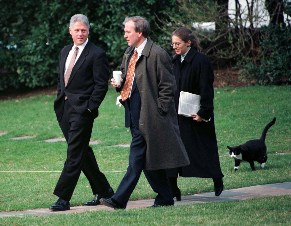 Socks camina detrás de Bill Clinton, por un jardín de la casa Blanca, el 6 de marzo de 1997.