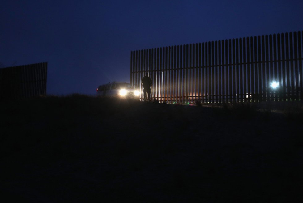 El cercado fronterizo es esporádico a lo largo del Valle del Río Grande de Texas, en la imagen una oficial de la patrulla fronteriza permanece atento durante toda la noche.rn