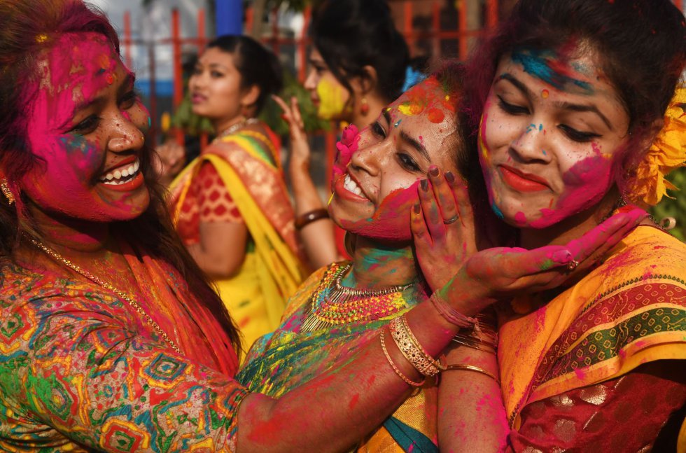 Estudiantes celebran el festival Holi en Kolkata (India).