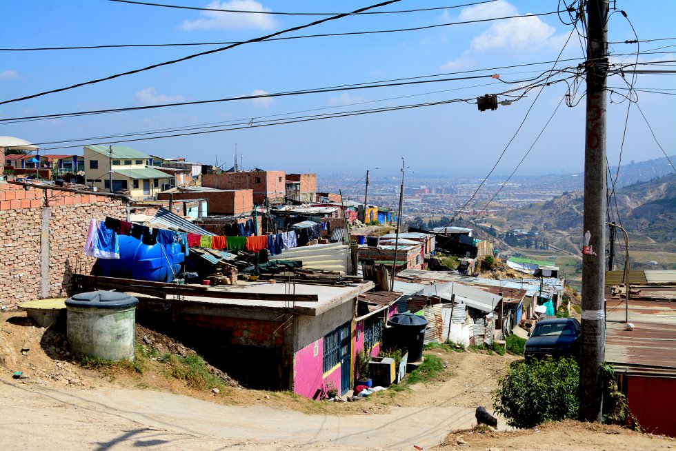 En Soacha la mayoría de las casas son infraviviendas. A este barrio no llega el agua corriente, se abastece de camiones cisterna.rn