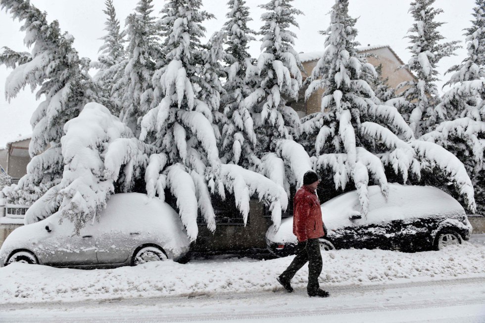 Coches cubiertos de nieve en Chortiatis (Grecia), el 26 de febrero.