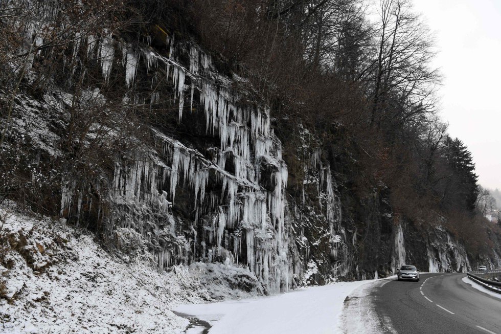 Carámbanos de hielo en la carretera de Beaufortain de Albertville (Francia), el 27 de febrero.