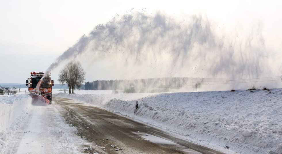 Una máquina quitanieves despejando la nieve de la carretera en Uigendorf, al sur de Alemania, el 27 de febrero de 2018.rnrnrn