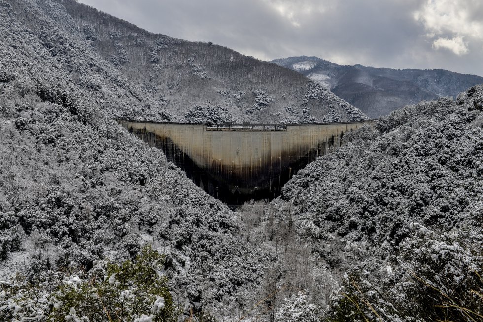 Vista de la presa del pantano de Susqueda tras las fuertes nevadas, el 27 de febrero.