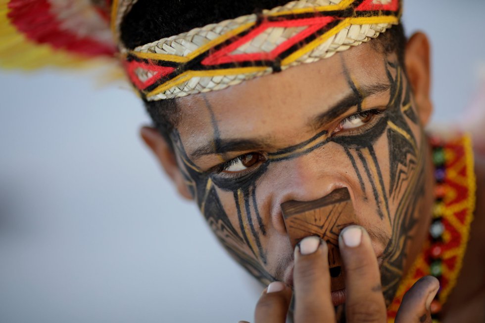 Un hombre indígena de la tribu Pataxo espera la resolución del tribunal sobre una demarcación de tierras indígenas en Brasilia (Brasil).
