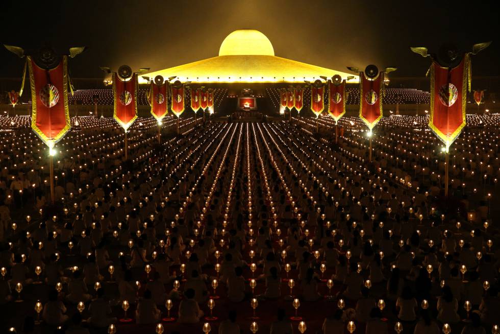 Miles de creyentes se unen a los rezos de los monjes budistas en el templo Wat Phra Dhammakaya durante la ceremonia del Makha Bucha en Pathum Thani (Tailandia).