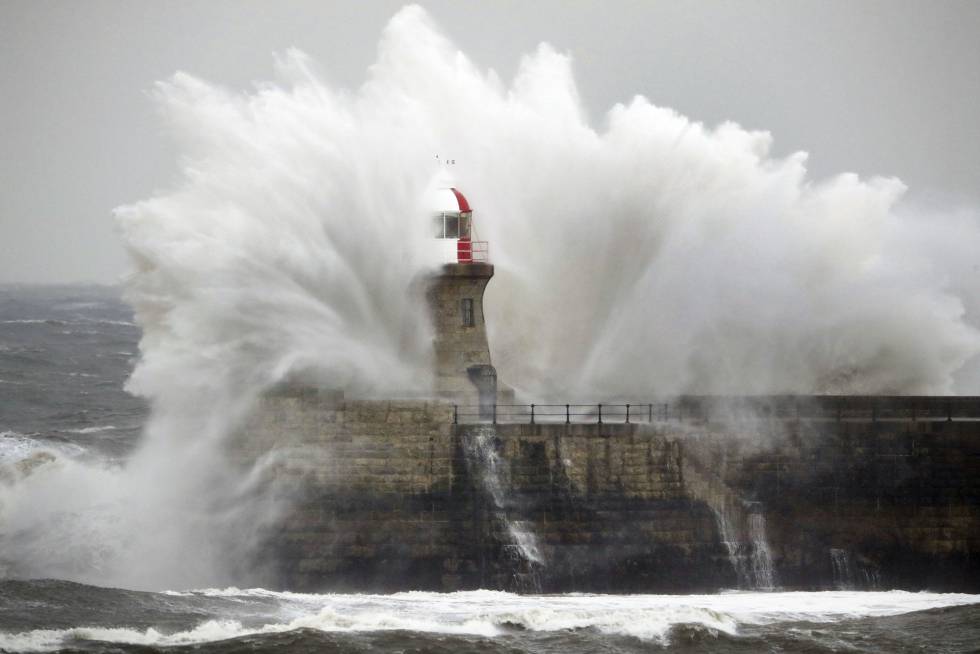 Una ola gigante choca contra el faro de Souter en South Shields (Inglaterra).