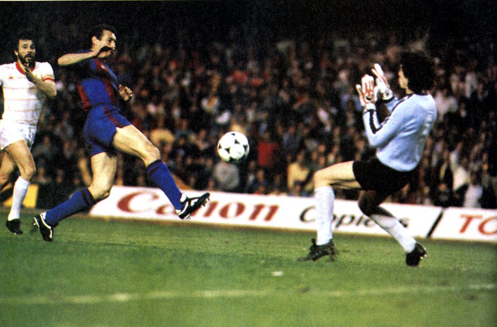 Quini, jugador del FC Barcelona,  en el momento de marcar el dos a uno en la final de la Recopa de 1982 frente al Standard de Lieja.