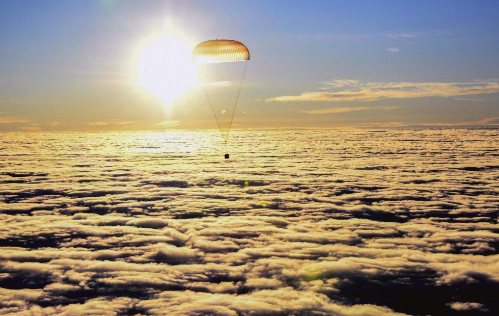 La cápsula del Soyuz MS-06 desciende, con el cosmonauta ruso Alexandr Misurkin y los astronautas estadounidenses de la NASA Mark Vande Hei y Joseph Acaba, a bordo durante su aterrizaje en Zhezkazgán (Kazajistán).