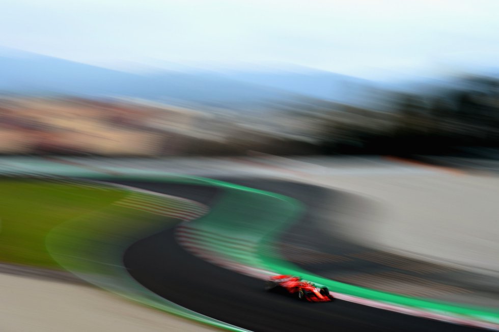 Sebastian Vettel, de Alemania, conduce un Ferrari SF71H en pista durante el cuarto día del test de F1 2018 en Montmeló (España).