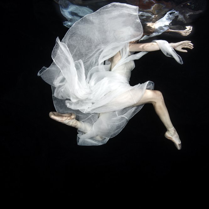 La fotógrafa Isabel Muñoz, premio Nacional, expone en la galería Blanca Berlín, de Madrid, su último trabajo, 'Agua', hasta el 21 de abril. En la imagen, una de las fotos expuestas.