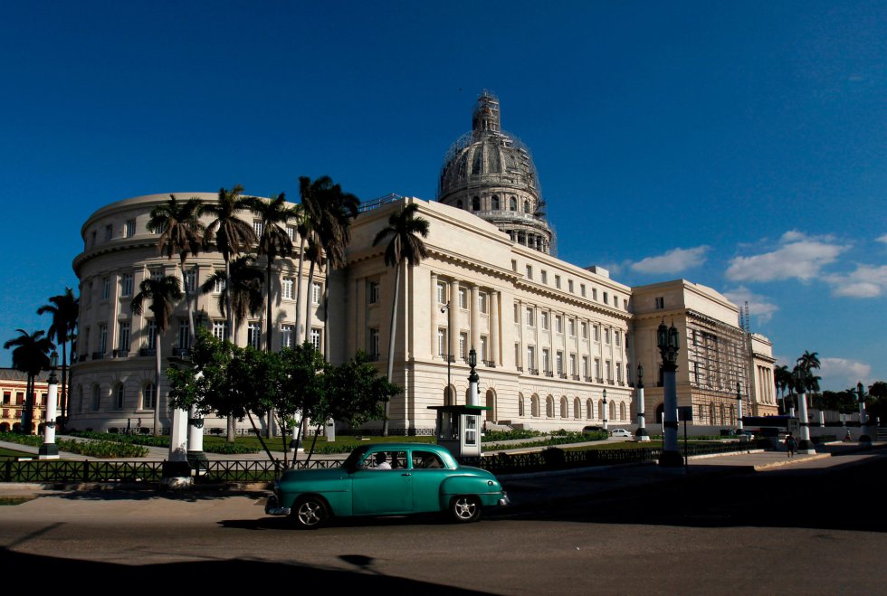 Un coche circula frente al Capitolio de La Habana. Según informa Efe, los trabajos de restauración prosiguen en la parte sur del Capitolio y se espera que concluyan en noviembre de 2019, con motivo de la celebración del 500 aniversario de la fundación de La Habana.