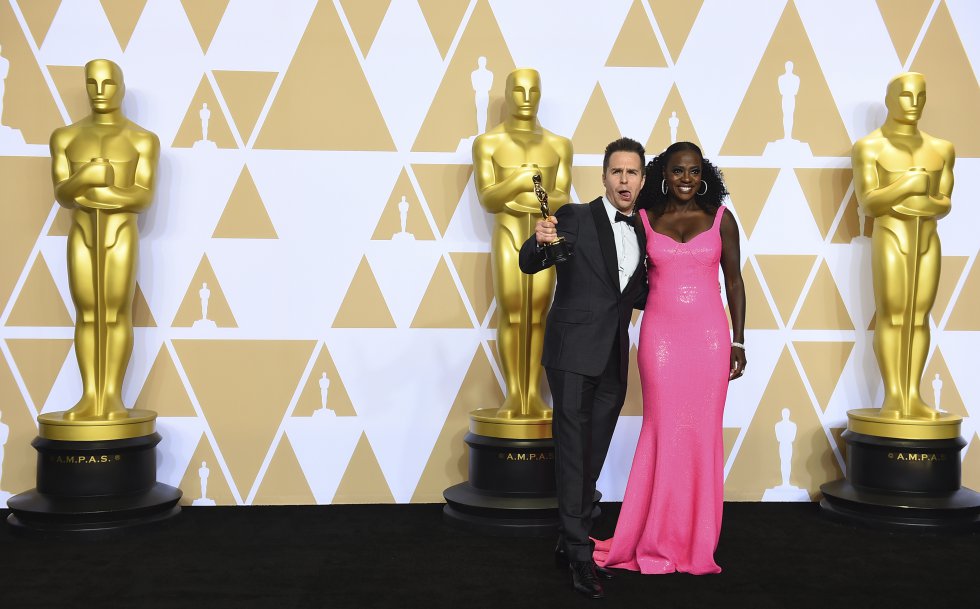 Sam Rockwell, ganador del Oscar a mejor actor de reparto por 'Tres anuncios en las afueras', posa con Viola Davis.