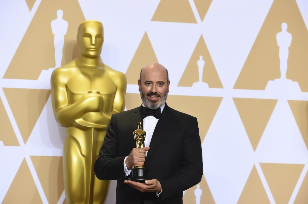 Mark Bridges, ganador del Oscar por mejor vestuario por 'El hilo invisible', posa para los medios gráficos.