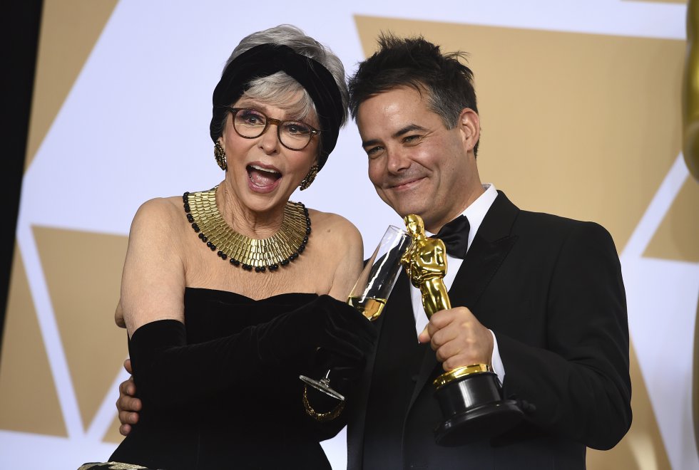 Rita Moreno junto con el director Sebastian Lelio ganador del Oscar por película no inglesa por 'Una fantástica mujer'.