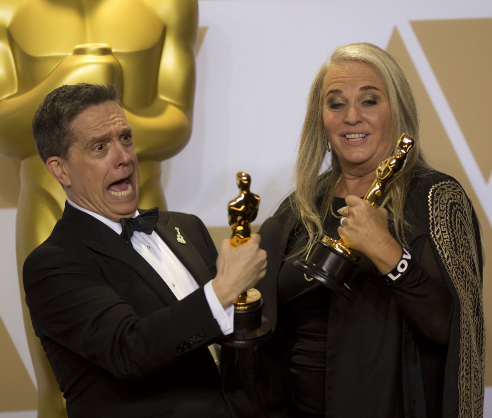 Lee Unkrich y Darla K. Anderson celebran el Oscar a mejor película de animación por 'Coco'.