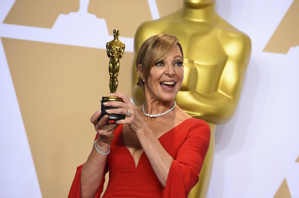 Allison Janney, ganadora al Oscar como mejor actriz secundaria, muestra a los medios gráficos su estatuilla.rn