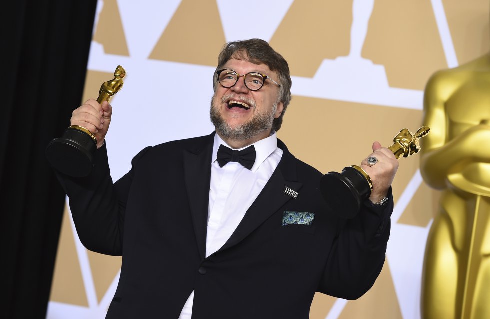 Guillermo del Toro muestra sus dos estatuillas por mejor dirección y película.