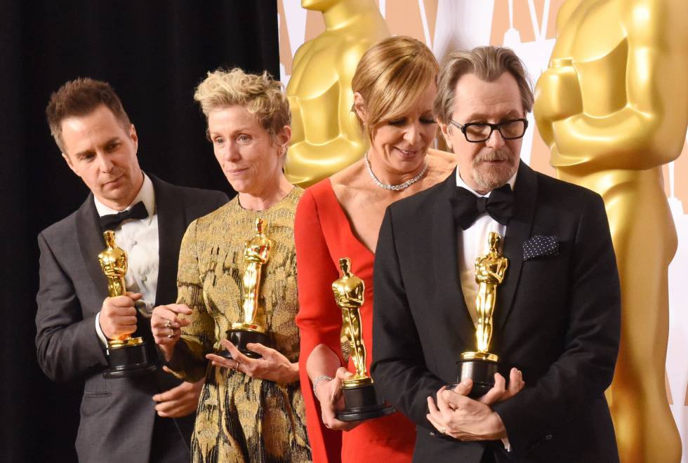 La actriz Frances McDormand (2i), junto a Sam Rockwell (i), Allison Janney (2d) y Gary Oldman, durante el photocall de los Oscar.