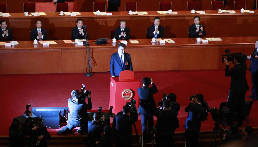 Xi Jinping tras votar en la pleno de la Asamblea Nacional Popular de China (ANP, Legislativo), el 11 de marzo de 2018. El resultado de la votación fue de 2.958 votos a favor, 2 en contra y tres abstenciones.