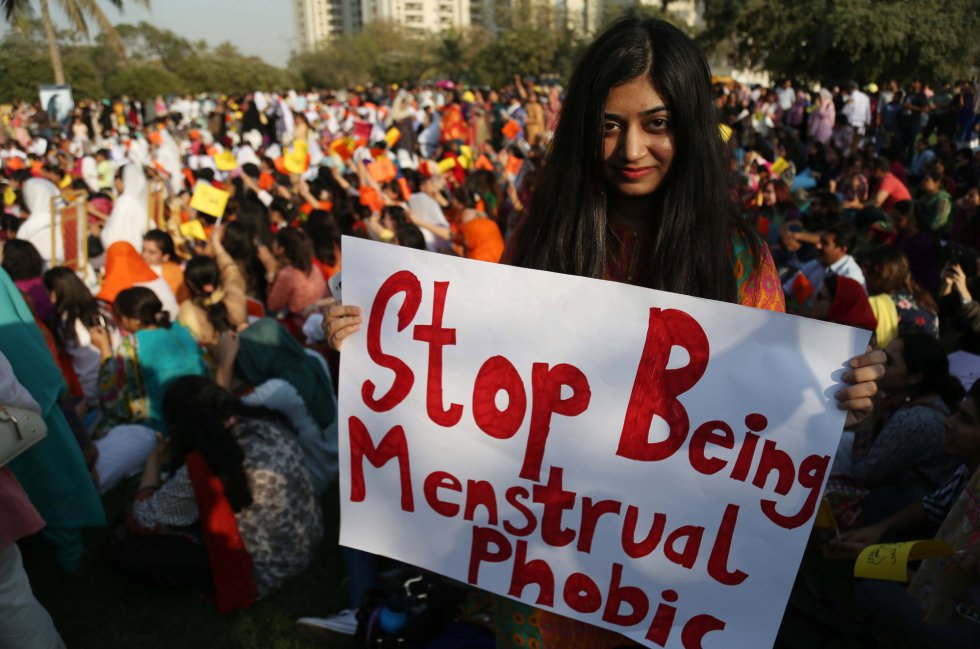 Mujeres marchan con pancartas en las que se lee "Deja de tener fobia a la menstruación" durante el Día Internacional de la Mujer, celebrado en Karachi (Pakistán).