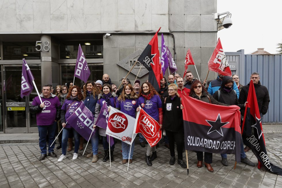 Un grupo de trabajadoras se concentra en la puerta de las instalaciones de Metro de Madrid, con motivo de la jornada de huelga por el Dia Internacional de la Mujer. 