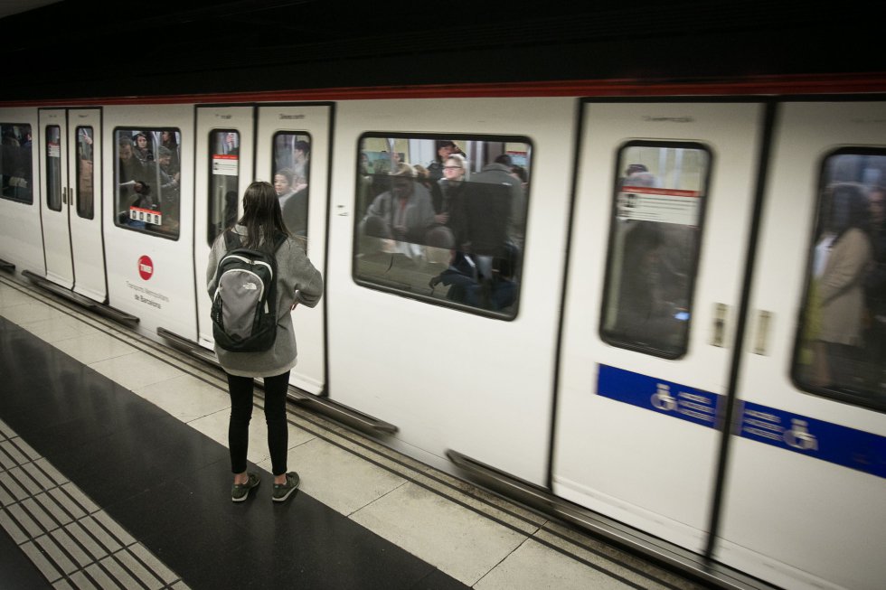 El metro de Barcelona trabaja en servicios mínimos debido a la huelga.