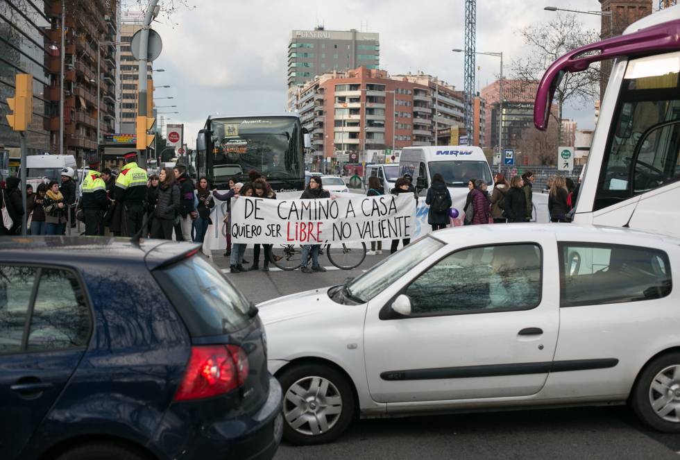 Un piquete de varias decenas de manifestantes corta uno de los accesos a Barcelona, en la Gran Vía, a la altura de la Campana.