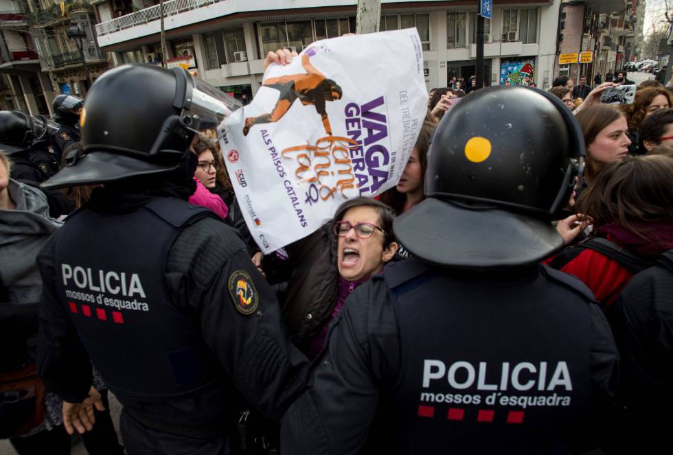 Los Mossos desalojan a un grupo de mujeres de la Gran Vía de Barcelona.