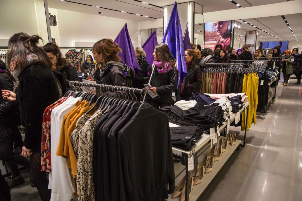 Un piquete dentro de una tienda de ropa del centro de Vitoria, durante una acción de apoyo a la huelga feminista convocada con motivo del Día de la Mujer.