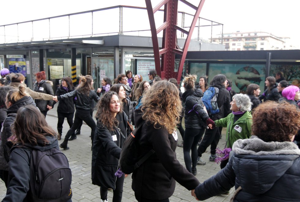 Una acción del movimiento feminista de Bizkaia, en el puente de Bizkaia (Portugalete).