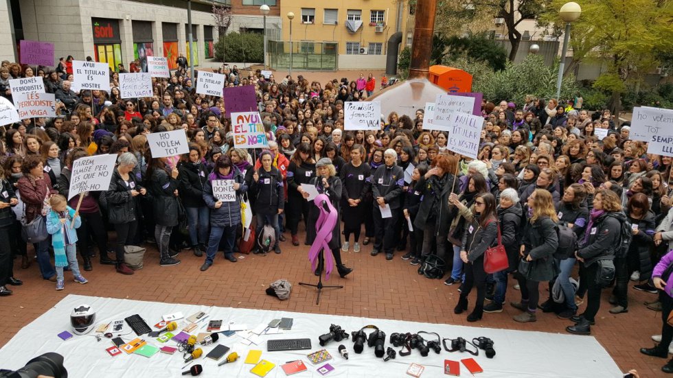 Mujeres periodistas de Barcelona, durante la huelga feminista del 8 de marzo.