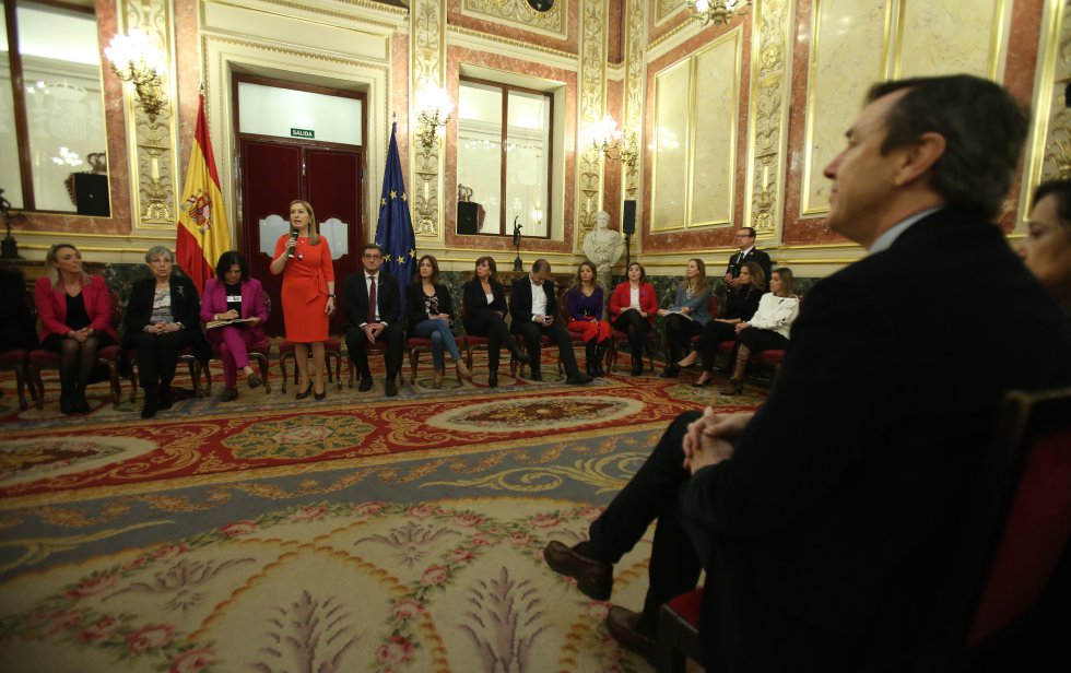 La presidenta del Congreso de los Diputados Ana Pastor, durante su intervención en la Charla-coloquio con motivo del "Día Internacional de la Mujer", que se celebra en la cámara baja.