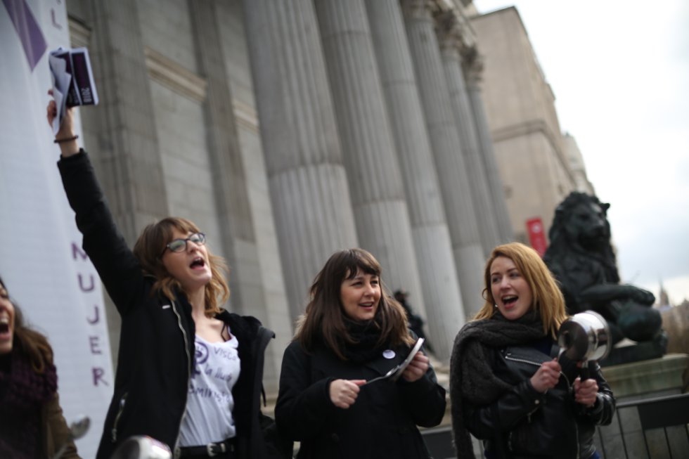 Un grupo de jóvenes protesta durante una cacerolada frente al Congreso de los Diputados.