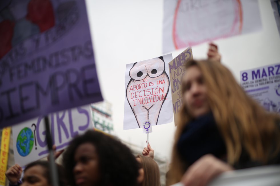 Cartel con el lema "el aborto es una decisión individual" durante la manifestación estudiantil en Madrid.